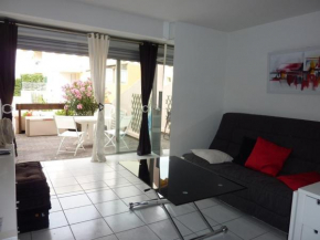 Appartement Cosy pour 4 avec Terrasse, Piscine et Parking au Centre-Port – Proche Plage ! - FR-1-723-69